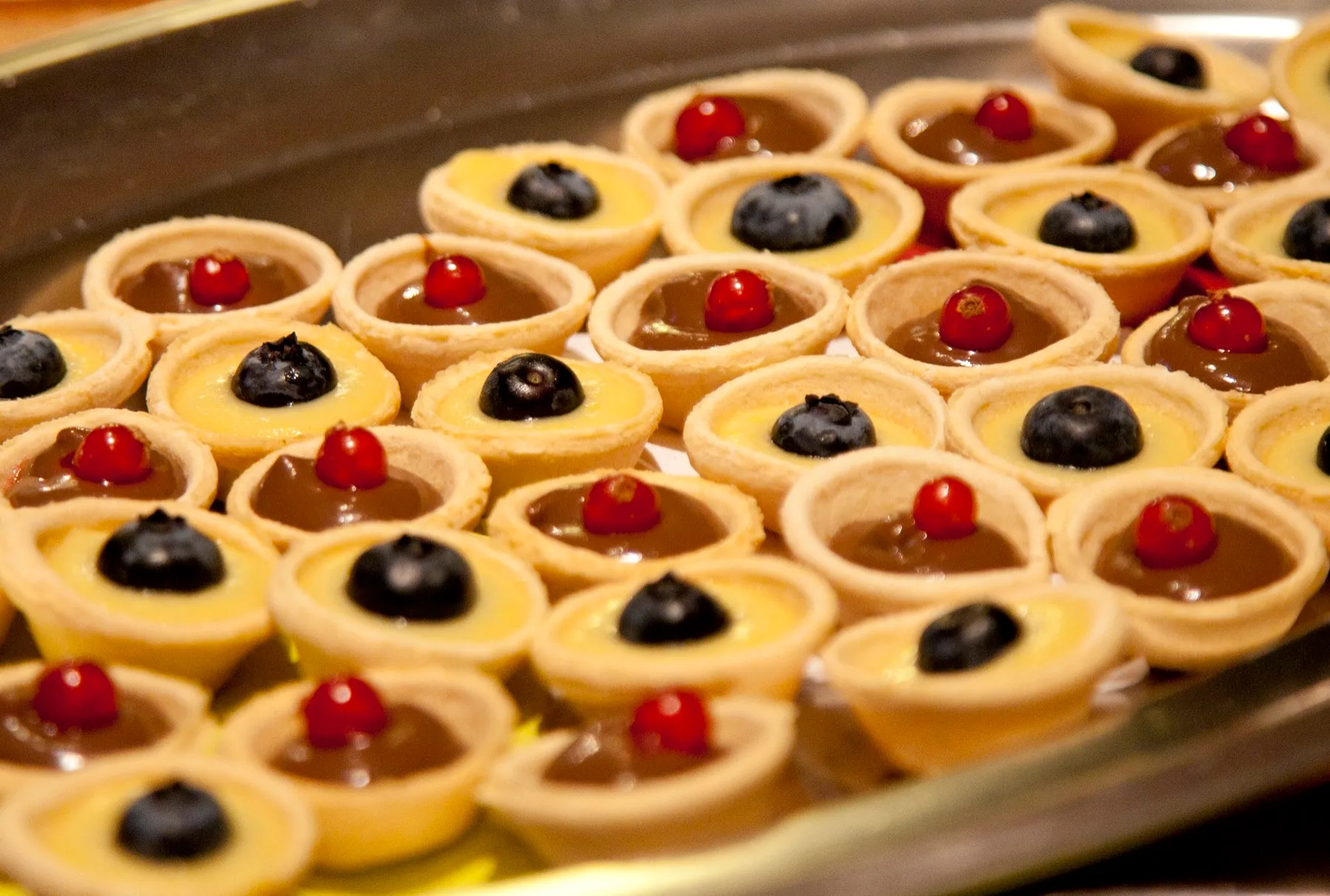 Mini-taartjes met citroen, chocolade en bosbes